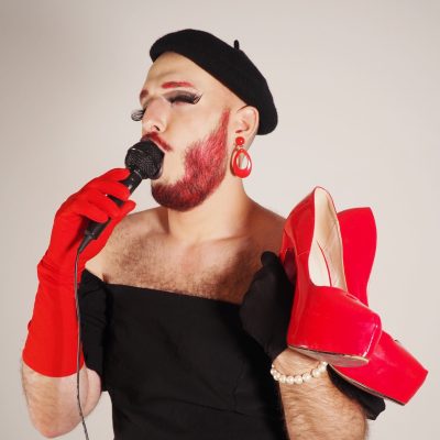 Kiki Morgan chupando el micro